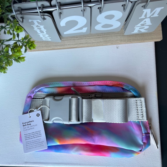 NWT SOLDOUT SUMMER EDITION LULULEMON EVERYWHERE BELT BAG 1L TIE DYE NEON - Picture 4 of 4